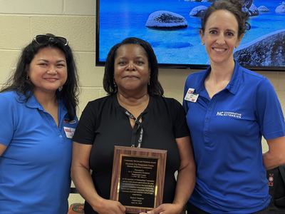Lisa Benavente, Della Hicks, and Jackie Sugg with award
