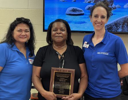 Lisa Benavente, Della Hicks, and Jackie Sugg with award